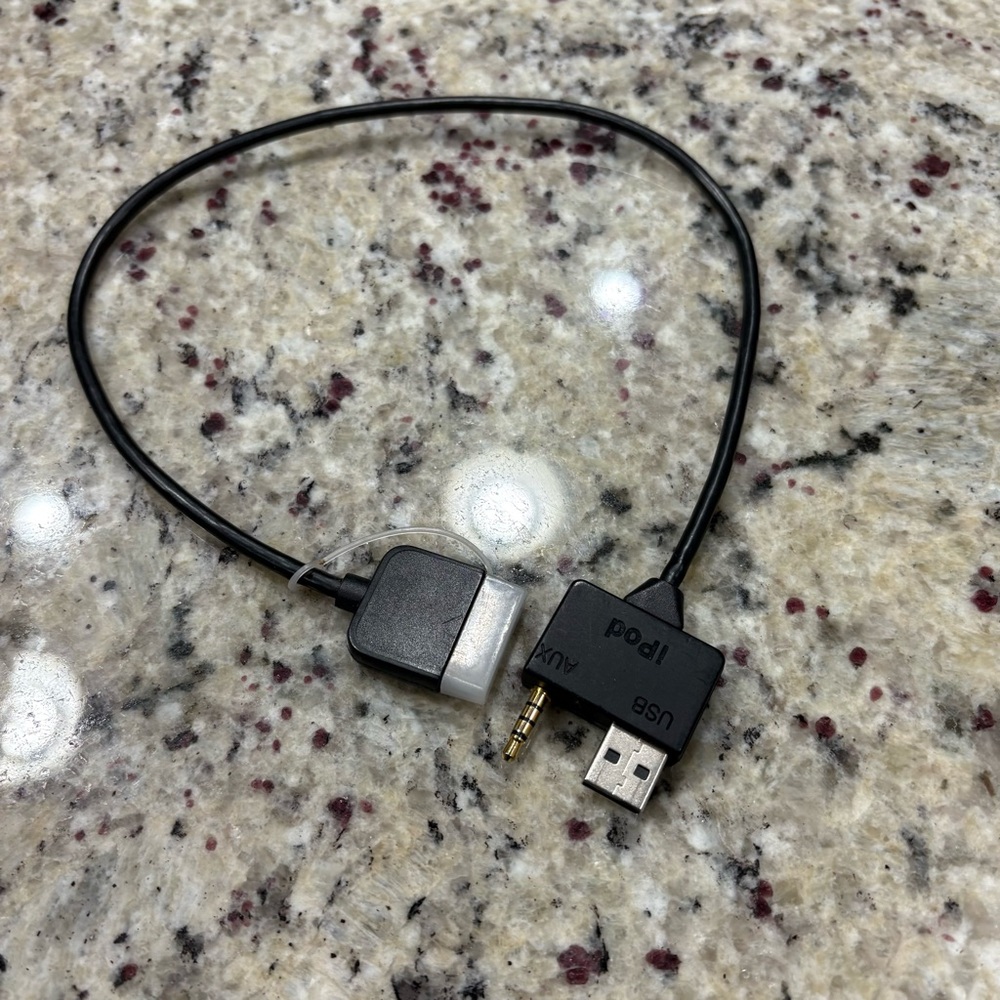 Older iPod car adapter for Kia vehicles VGUC